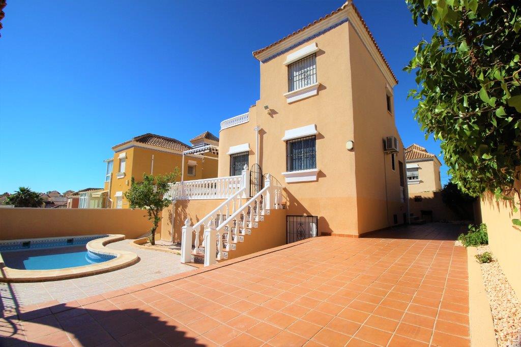 CHALET_EN_LAS_FILIPINAS-VILLAMARTÍN,_CHALET_IN_THE_PHILIPPINES-VILLAMARTÍN