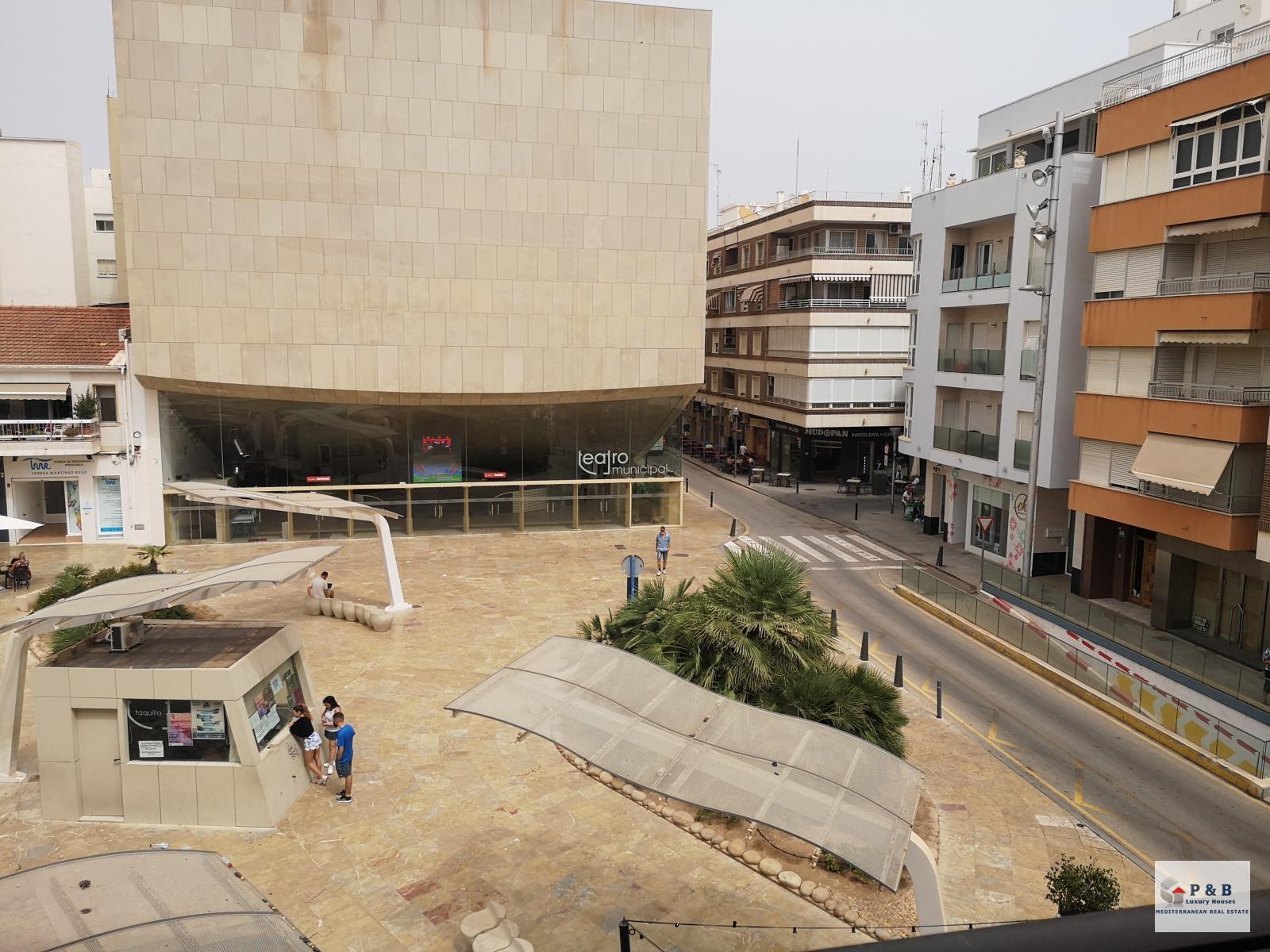 PISO_EN_FRENTE_TEATRO,_APARTMENT_IN_FRONT_OF_THEATER,_APPARTEMENT_FACE_AU_THÉÂTRE
