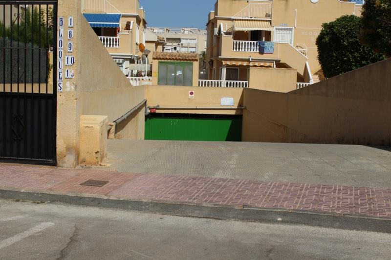 Plaza_de_garaje_cerrada_en_Pueblo_Marino