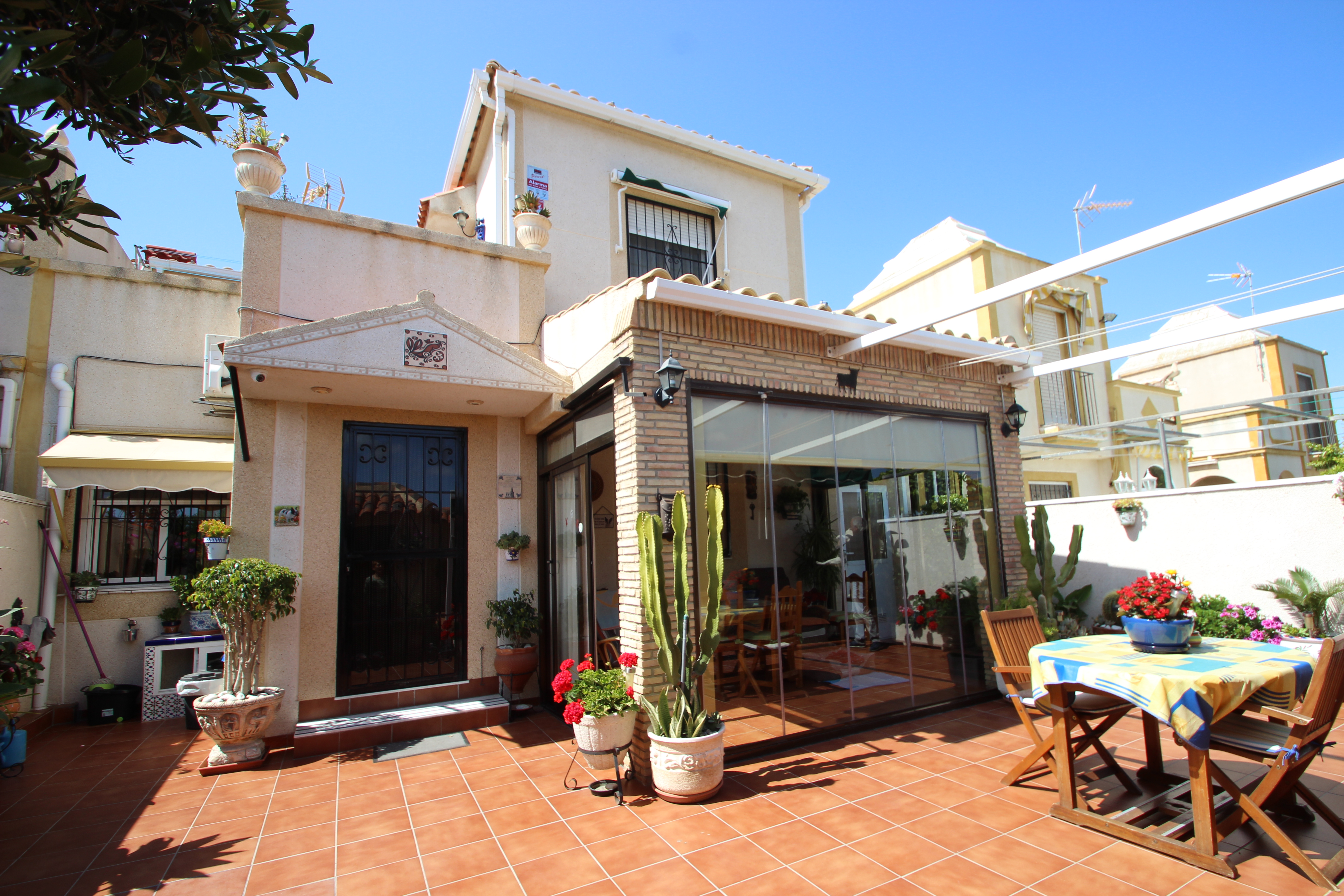 Dúplex_en_Carrefour,_Duplex_in_Carrefour,_Duplex_à_Carrefour,_Дуплекс_в_Carrefour