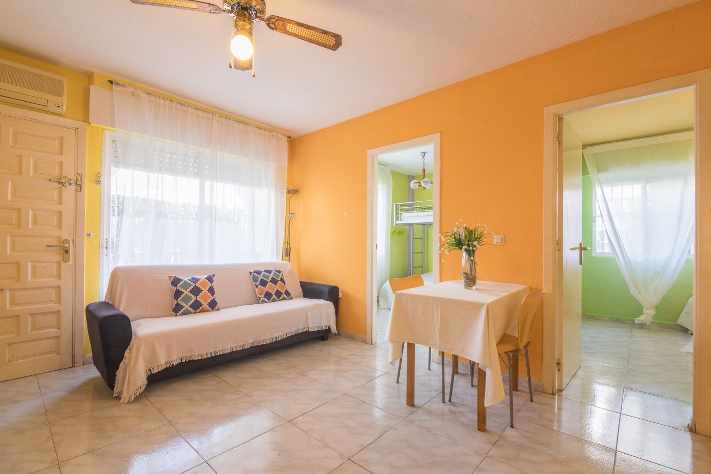 Bungalow_en_Zona_Carrefour,_Bungalow_in_Carrefour_Zone,_Bungalow_dans_la_zone_Carrefour